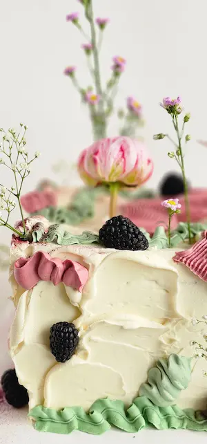 Floral cake detail with berries and pink flowers