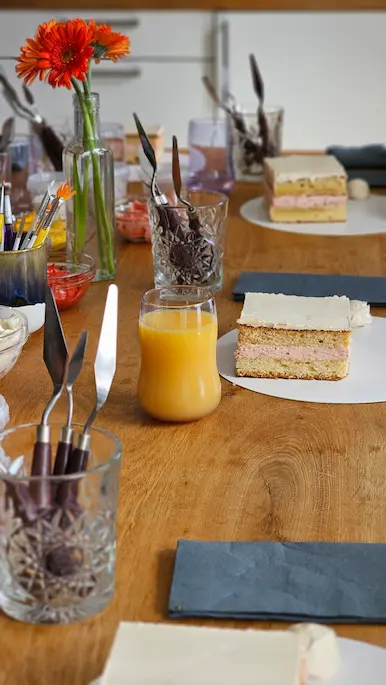 Cake painting workshop table