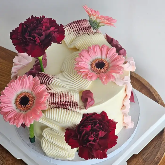 Floral buttercream cake with pink flowers