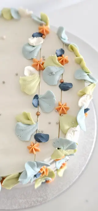 Floral buttercream cake detail
